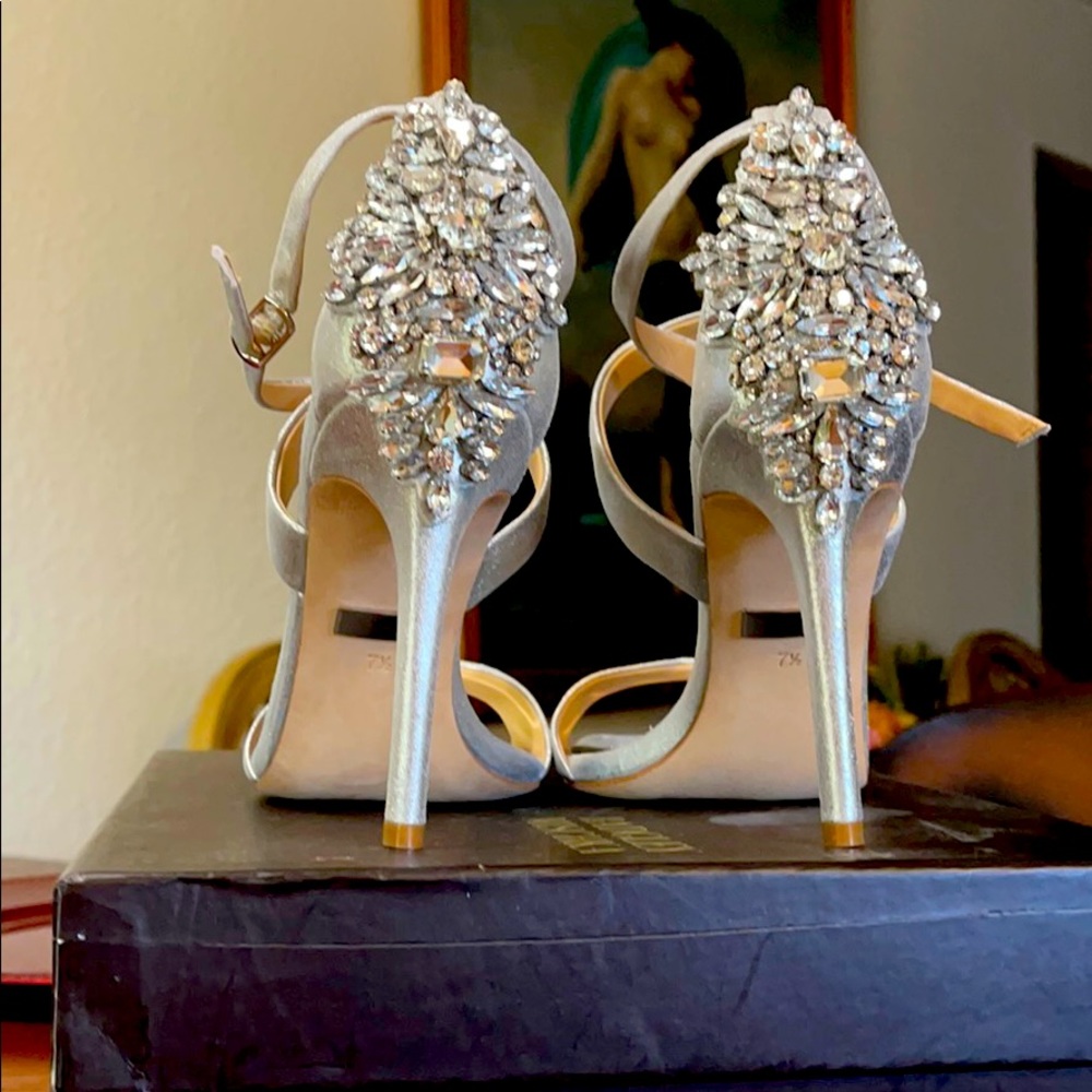 Badgly Mischka leather silver shoes